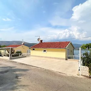 antonio-apartments-trogir.splithotels.org/