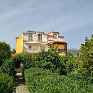 apartmani-danja.hotels-in-trogir.com/